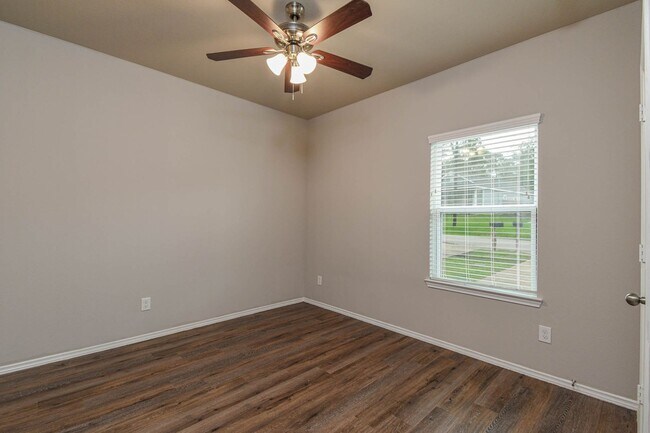 Building Photo - 15633 Sycamore Dr