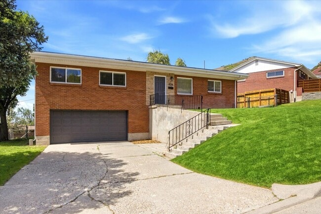Building Photo - 3036 Sequoia Dr