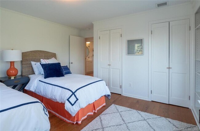 Building Photo - 10 Bluewater Hill S