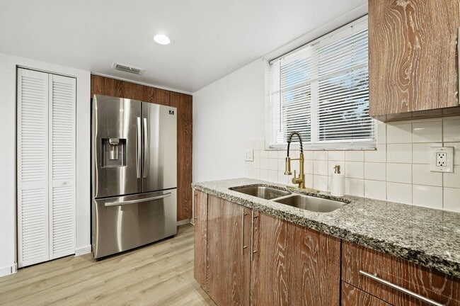 Building Photo - Newly Renovated 2 bed and 3 bath Townhome ...