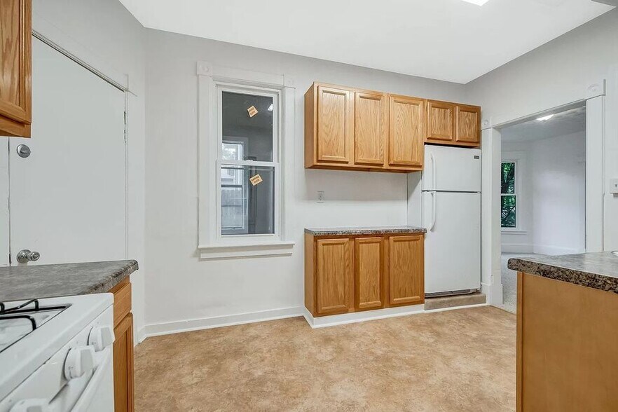 Building Photo - 713 Thomas Ave
