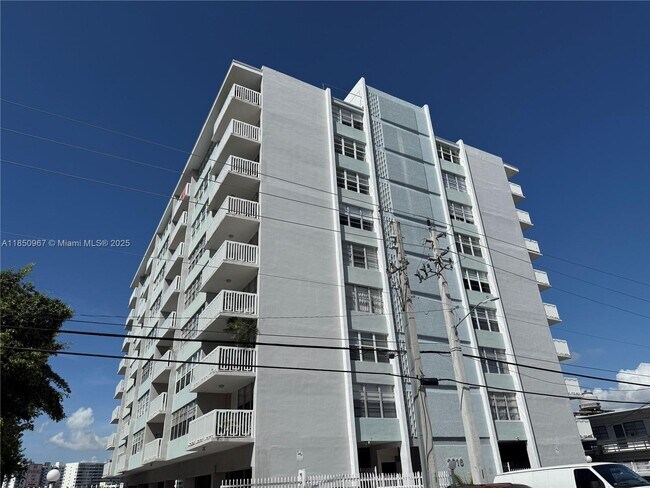 Building Photo - 2016 Bay Dr