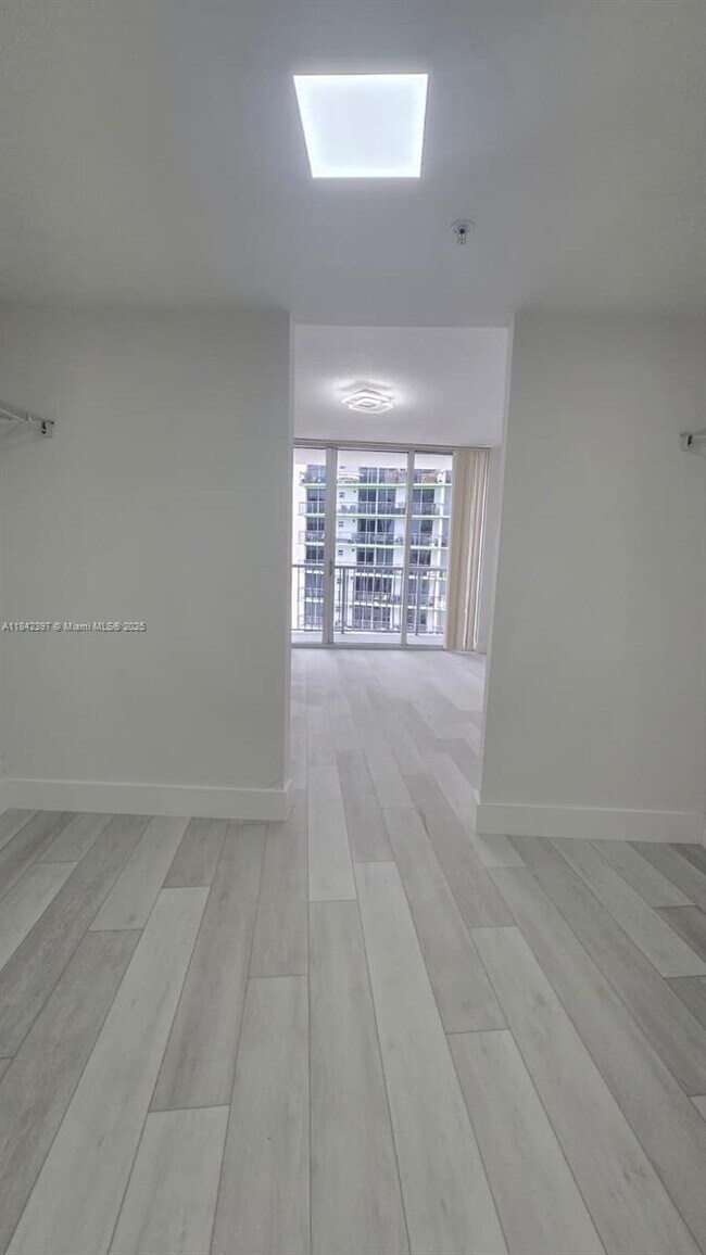 Building Photo - 1750 N Bayshore Dr