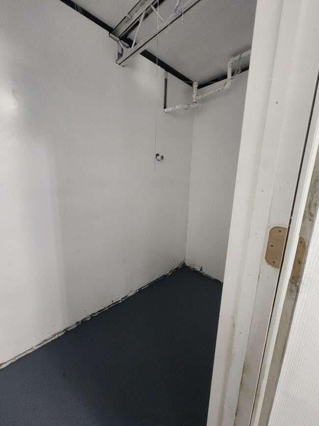 Building Photo - Newly Updated Three Bedroom Single Family ...