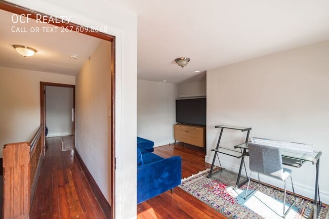 Building Photo - Gorgeous Large Manayunk Home with Parking