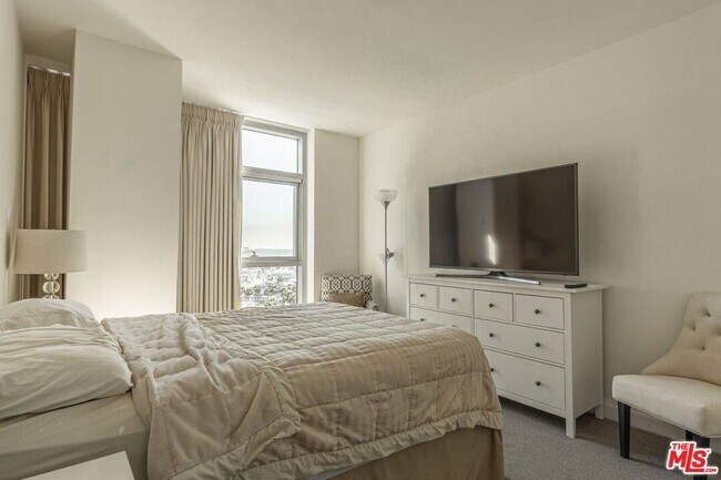 Building Photo - 13700 Marina Pointe Dr
