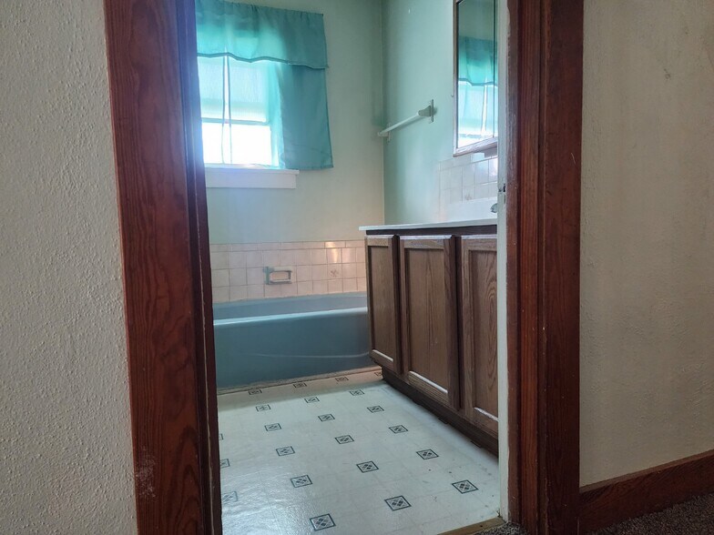 Upstairs bathroom - 811 W Main St
