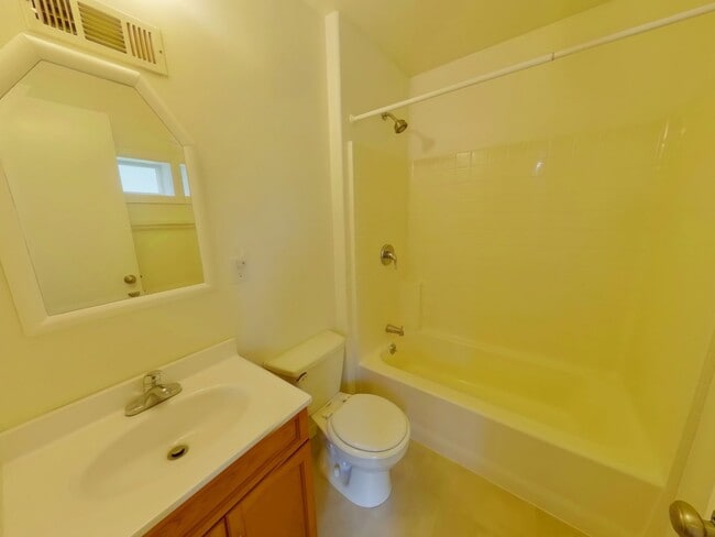 Building Photo - 3 bedroom family home