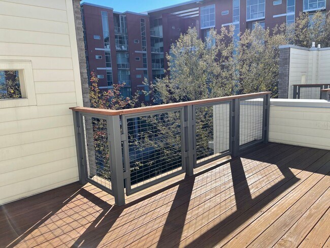 Building Photo - Contemporary Townhome East side of Downtow...