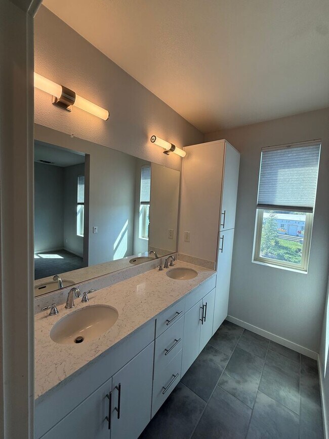 Building Photo - 2 bed | 2.5 bath | 1014 SF | 1 Car Garage | Tri-level condominium| Owner pays WS&G!