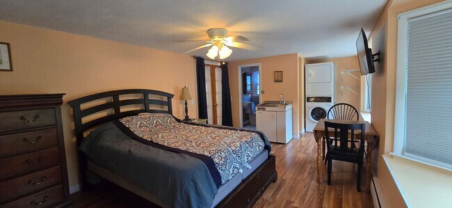 Building Photo - A cozy Studio unit at a multi unit Condomi...