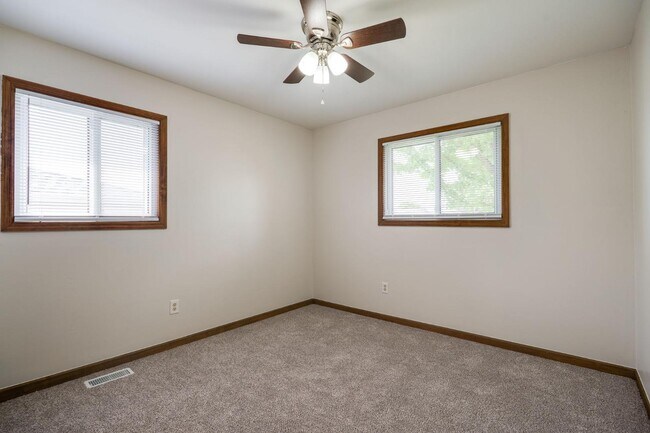 Building Photo - 366 Randy Dr
