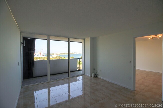 Building Photo - 5600 N Flagler Dr
