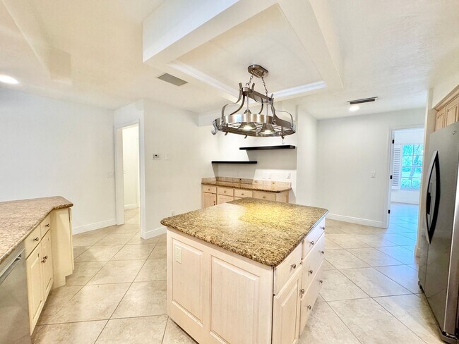 Building Photo - ** BERKSHIRE LAKES ** 3 BED + DEN / 2.5 BA...