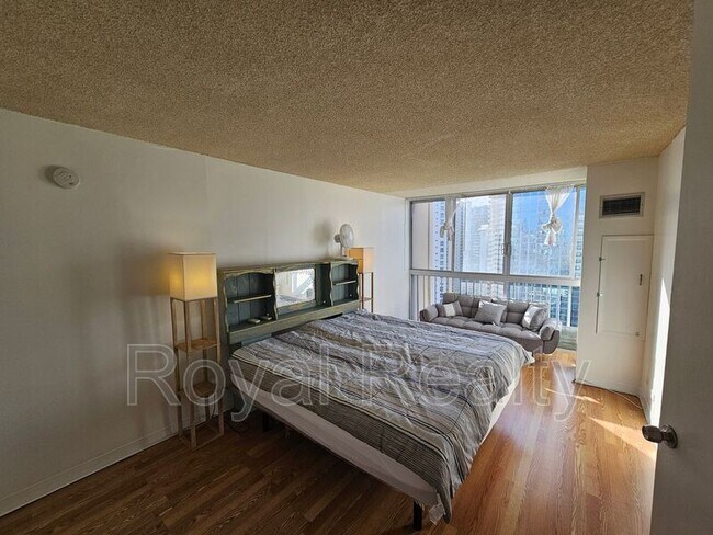 Building Photo - 1925 Kalakaua Ave