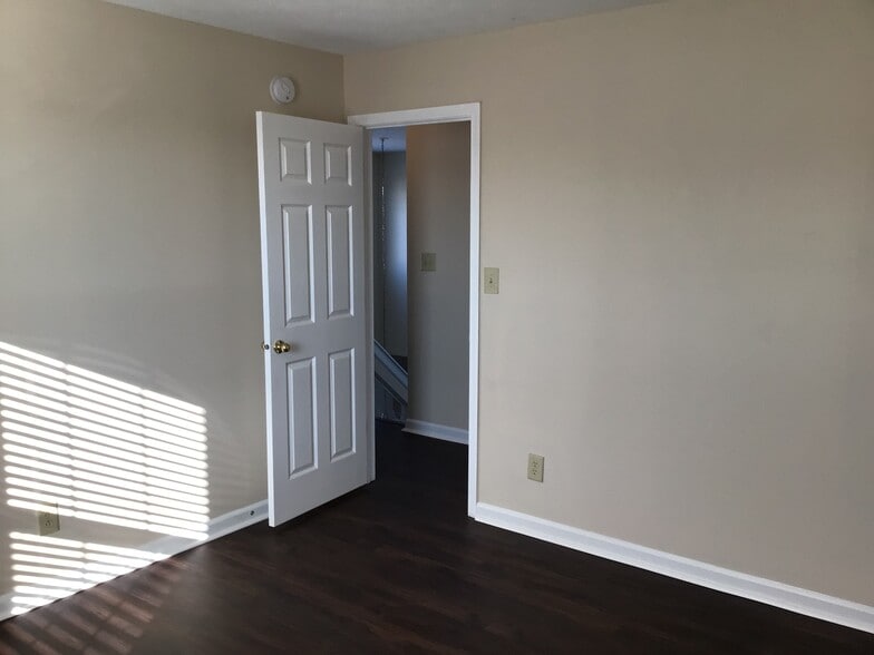 Building Photo - 2440 Tiptop Dr