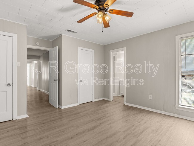 Building Photo - 1801 Reuter Ave