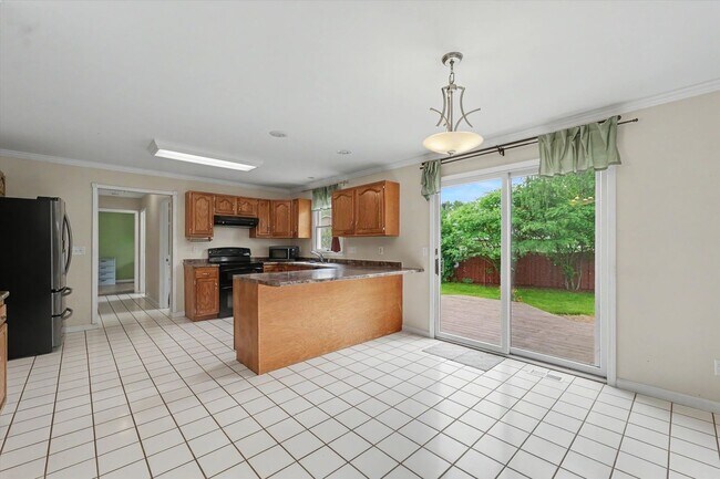 Building Photo - 6 Bedroom home with Fenced Yard - Available Now