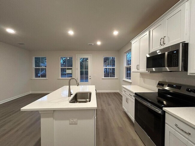 Building Photo - 3 Bedroom 2.5 Bathroom Townhouse in Windward Village - Summerville