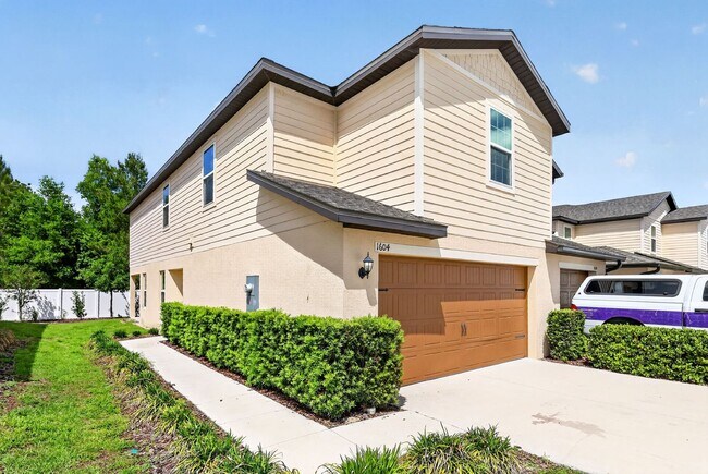 Building Photo - 3BR Townhome in Tavares with Open Floor Plan & Community Playground