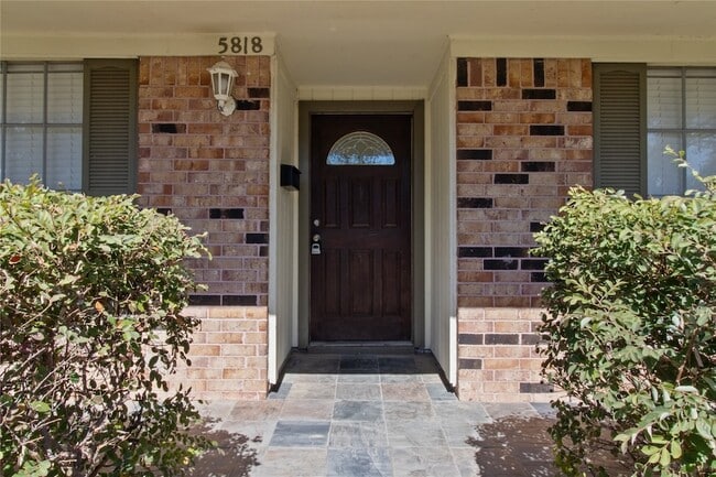 Building Photo - 5818 Silver Frst Dr