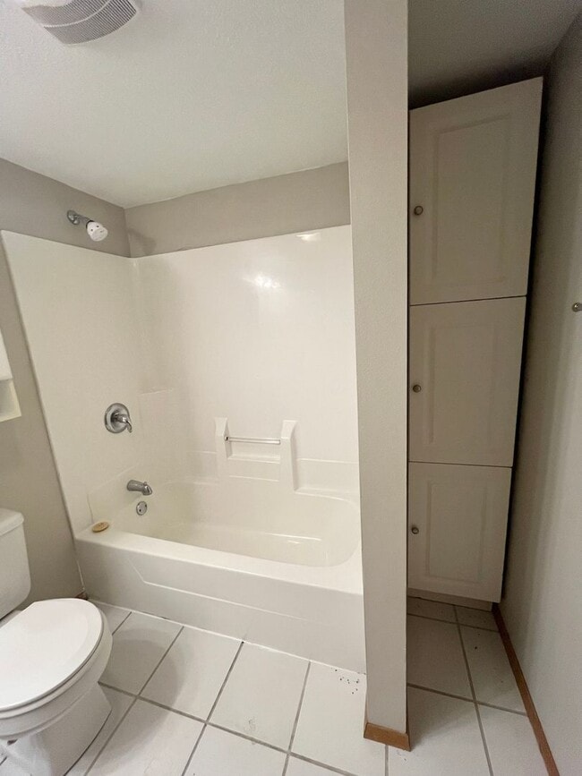 Building Photo - 5 Bed/2 Bath West Side Home!