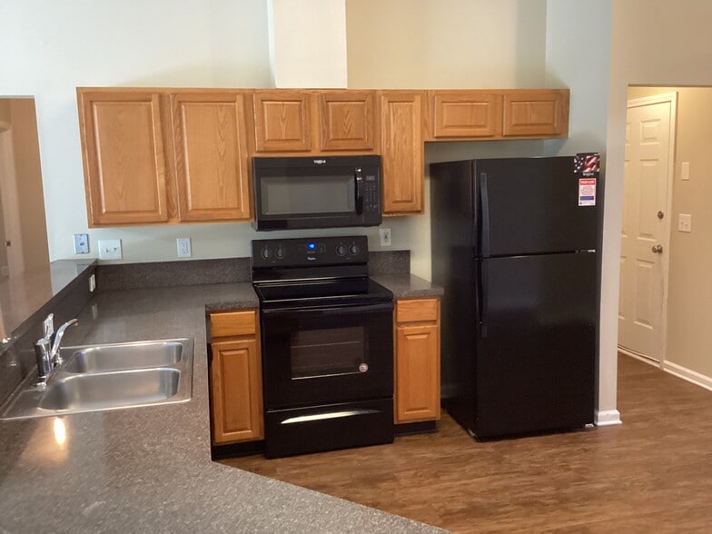 Building Photo - 468 Hillside Dr