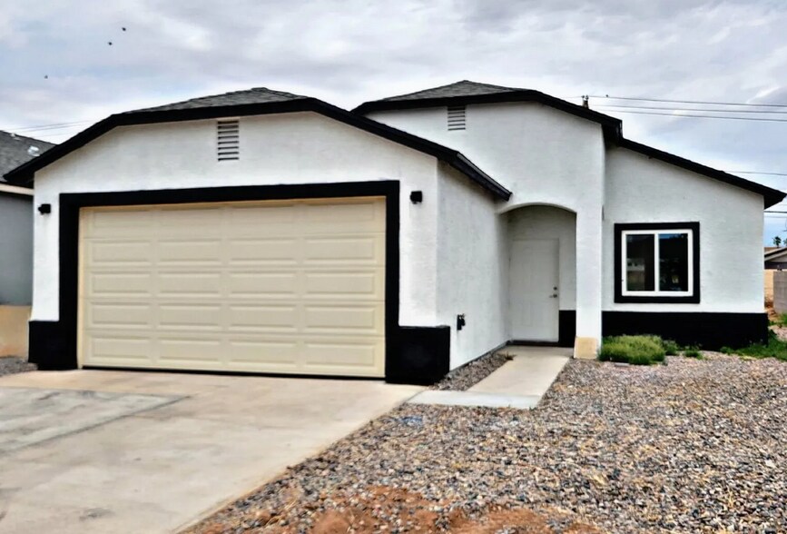 Building Photo - 1112 E 4th St