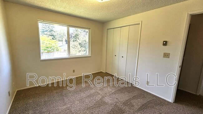 Building Photo - 1602 SE 145th Ct