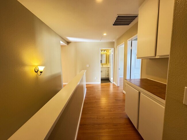 Building Photo - Immaculate 4Bd/2.5Ba Home with New Fridge, AC, Fenced Back Patio in Aliso Viejo!