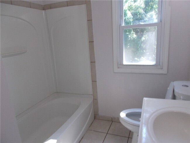 Building Photo - 70 Woodhill Dr