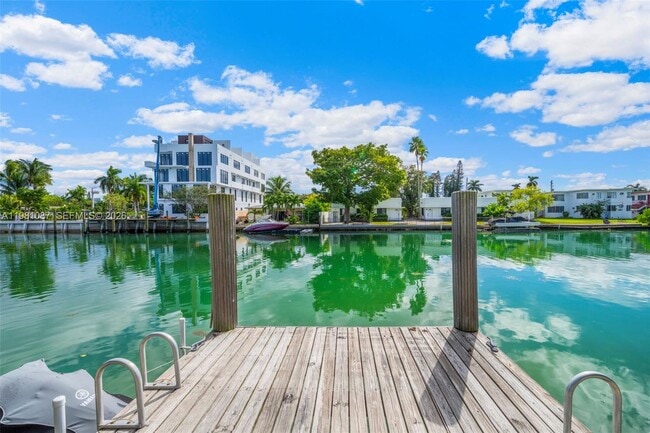 Building Photo - 710 S Shore Dr