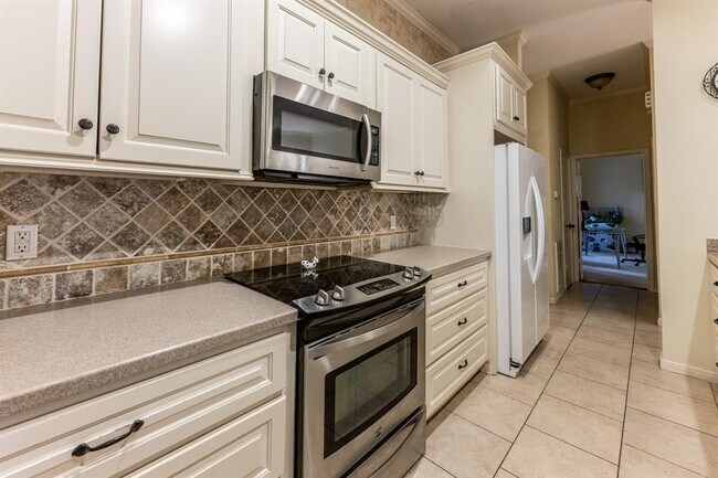 Building Photo - 422 River Oaks Dr