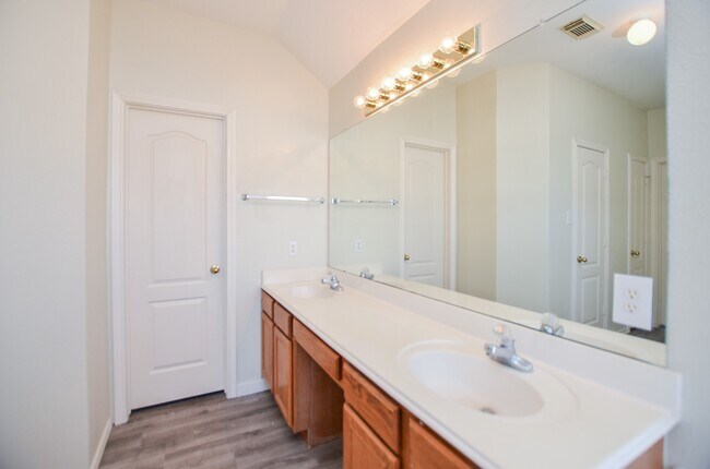 Building Photo - 21210 Woodland Green Dr