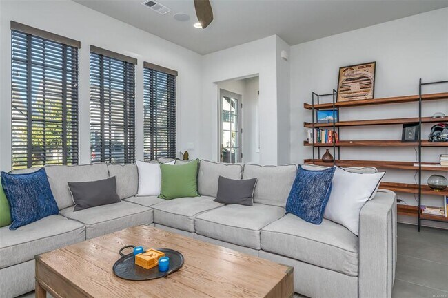 Building Photo - Desirable Hampstead Living!