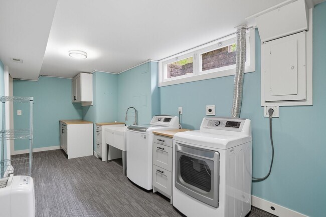Building Photo - SW Portland!! Stunning 4-Bedroom Home with...