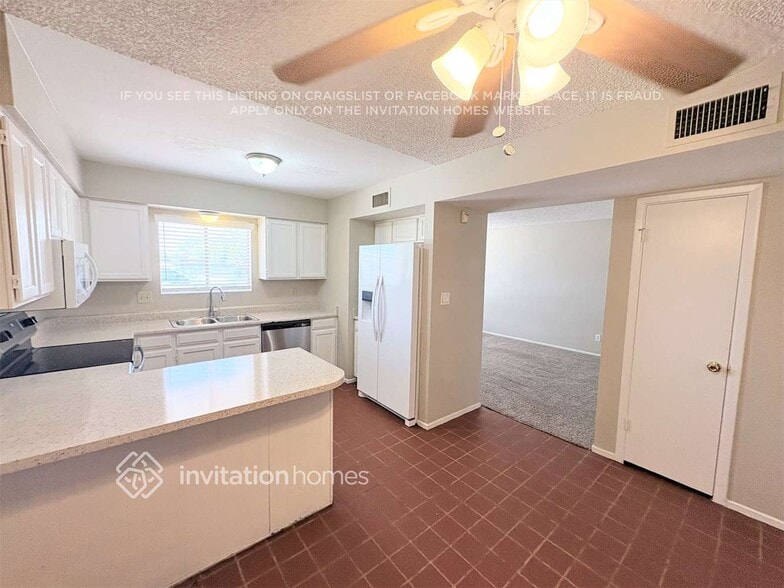 Building Photo - 215 N Kachina