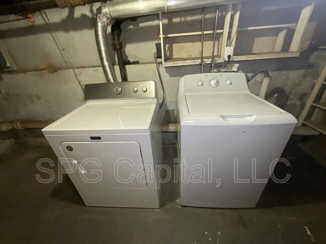 Building Photo - 927 Hay St