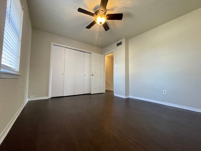 Building Photo - 2 Bedroom 1.5 Bath 2 Story Duplex!