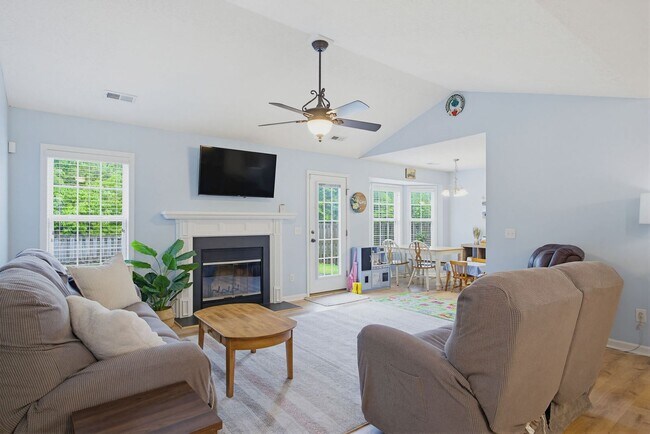 Building Photo - Beautiful home in The Neighborhoods of Holly Ridge