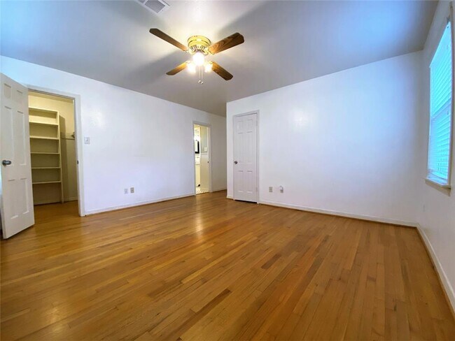 Building Photo - 5242 Beechnut St
