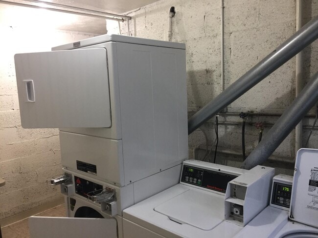 Laundry facility - 4906 Chalet Dr