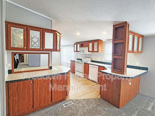 Building Photo - 320 W Comstock Cir S
