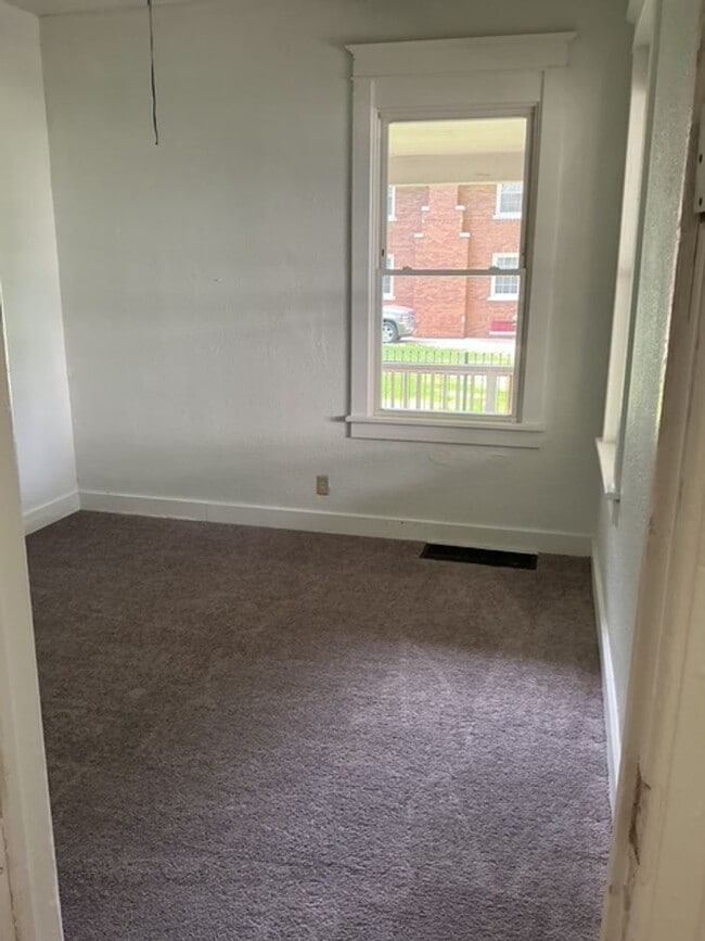 Building Photo - 5 bedroom / 2 bathroom House in Peoria