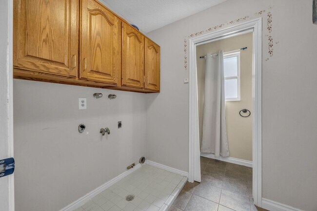 Building Photo - 567 N Allanwood Pl