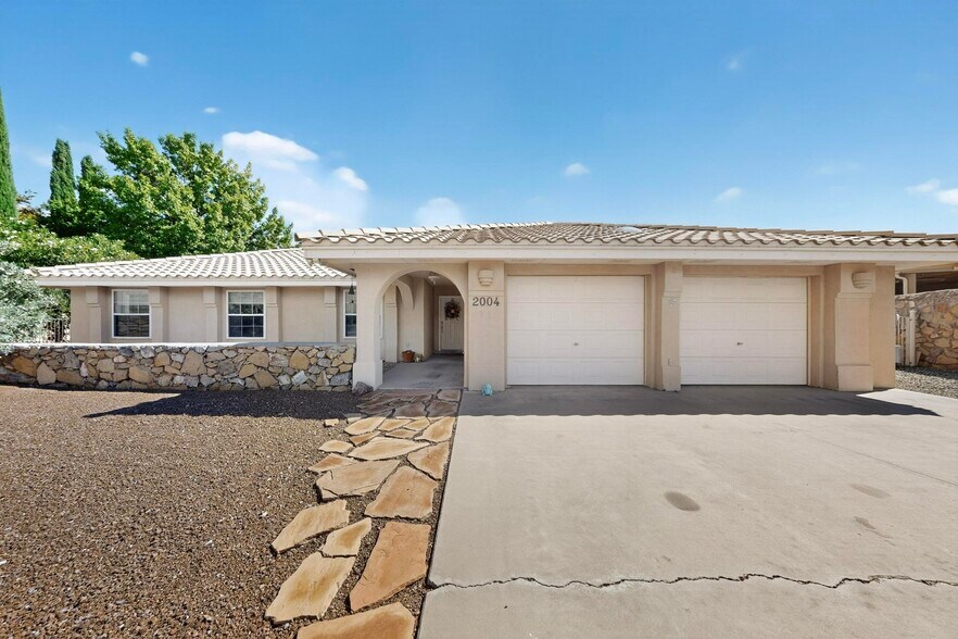 Building Photo - 2004 Vista Lejano