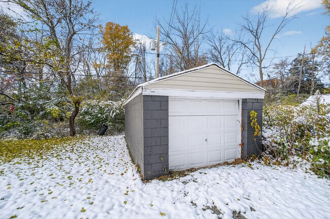 Building Photo - Updated 3-bed Home By Wes Montgomery Park