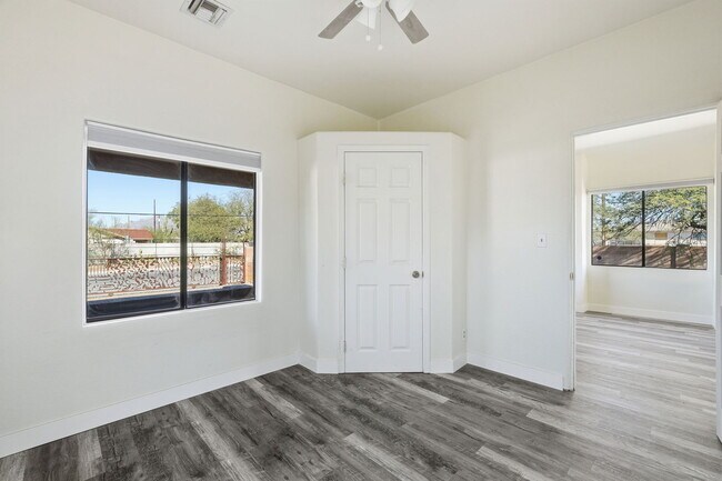 Building Photo - 468 E Delano St