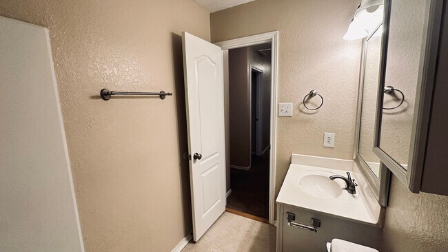 Building Photo - 5 Bedroom Home in Dover Subdivision!