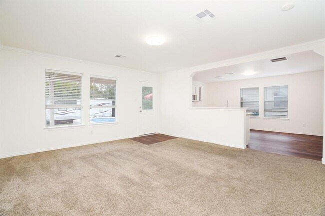 Building Photo - 140 Opal Lake Dr